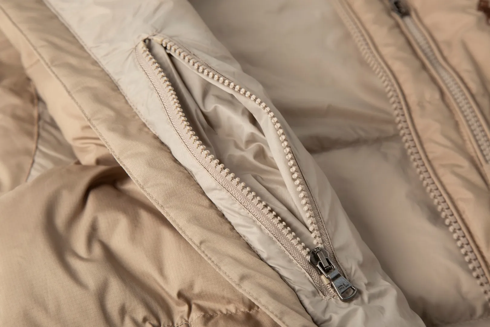 P460 White background picture [Popular in winter] Style number: 25118# Color: Black/Navy/Apricot/Sand Brown Size: S-XL - Ralph Lauren/Ralph Lauren 2025FW Popular winter items stand-up collar multi-zip three-proof GorHam vest down vest - 0.15 grid nylon coating on the face for light three-proof built-in 360T anti-drilling velvet coated gallbladder - corn tooth high-quality resin zipper Five large and small partition zippers on the whole body. Separate mold opening - original mold opening with originality. Full set of customized accessories. 100% detail processing - RL Ralph Lauren classic best-selling small label down vest. Best-selling offline in North America and out of stock all year round. Black and blue basic two-color. 25 new with apricot brown two-color. Simple and versatile. Double internal and external zippers. Very practical. Elastic elastic cord at the hem. Free elastic adjustment. 350 grams of zoned down filling. Warm and comfortable. Warm for winter.